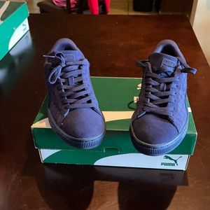 Dark blue Puma’s kid size 5 1/2